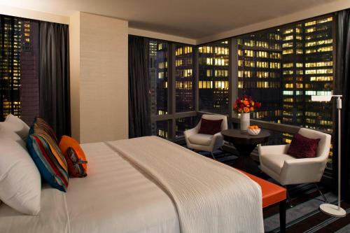 Habitación Doble Esquinera con vistas a la ciudad - Cama extragrande del hotel Courtyard by Marriott New York Manhattan / Central Park. Foto 8