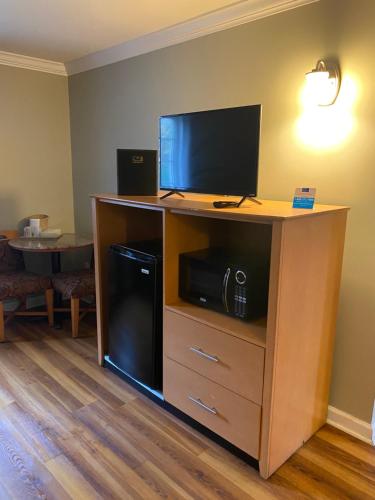 Habitación Estándar con cama extragrande - No fumadores del hotel Econo Lodge At The Falls North. Foto 1