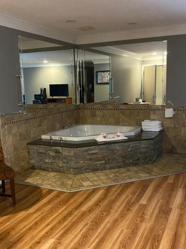 Suite con cama extragrande - No fumadores del hotel Econo Lodge At The Falls North. Foto 3