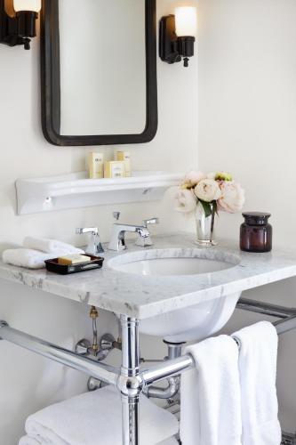 Habitación Deluxe con ducha a ras de suelo adaptada para personas con movilidad reducida - Cama extragrande del hotel The High Line. Foto 1