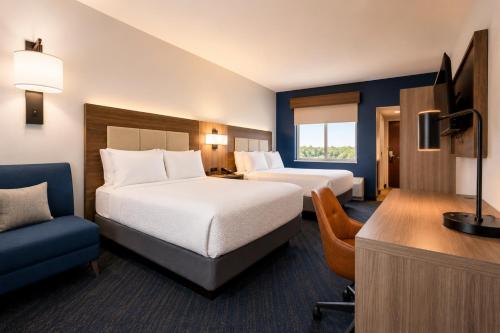Suite con 2 camas dobles del hotel Holiday Inn Express Hotel And Suites Niagara Falls