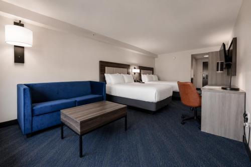 Habitación Doble Estándar con cama grande y sofá cama del hotel Holiday Inn Express Hotel And Suites Niagara Falls