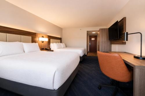 Habitación Doble Estándar con 2 camas grandes del hotel Holiday Inn Express Hotel And Suites Niagara Falls