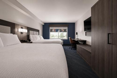 Habitación Doble Estándar con 2 camas grandes del hotel Holiday Inn Express Hotel And Suites Niagara Falls. Foto 1