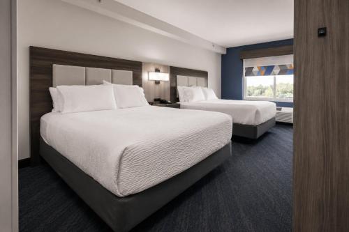 Suite con 2 camas dobles del hotel Holiday Inn Express Hotel And Suites Niagara Falls. Foto 1