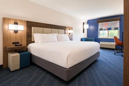 Habitación - 1 cama extragrande - No fumadores del hotel Holiday Inn Express Hotel And Suites Niagara Falls. Foto 7
