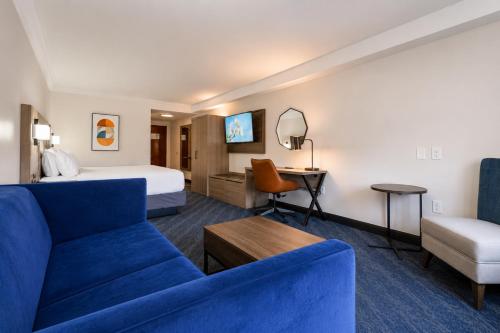 Habitación Doble Estándar con cama grande y sofá cama del hotel Holiday Inn Express Hotel And Suites Niagara Falls. Foto 9