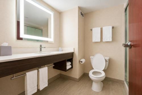 Habitación Doble Estándar con 2 camas grandes del hotel Holiday Inn Express Hotel And Suites Niagara Falls. Foto 7