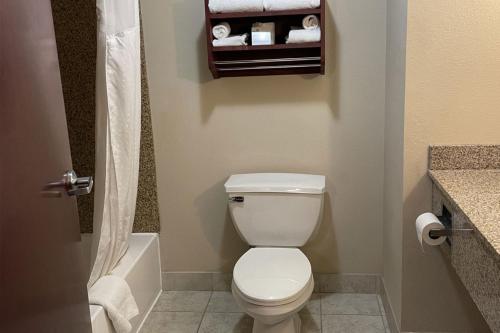 Suite con 2 camas dobles del hotel Holiday Inn Express Hotel And Suites Niagara Falls. Foto 4