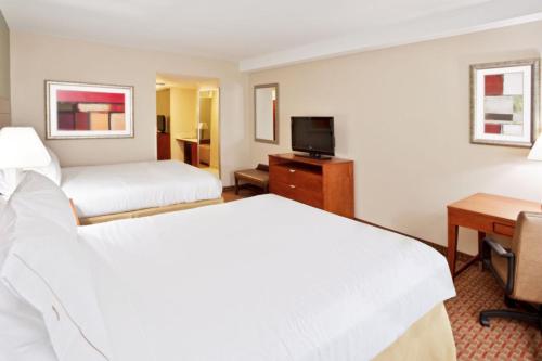 Suite con 2 camas dobles del hotel Holiday Inn Express Hotel And Suites Niagara Falls. Foto 6