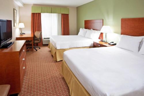Suite con 2 camas dobles del hotel Holiday Inn Express Hotel And Suites Niagara Falls. Foto 8