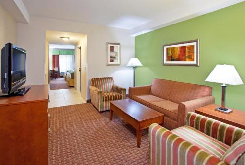 Suite con 2 camas dobles del hotel Holiday Inn Express Hotel And Suites Niagara Falls. Foto 2