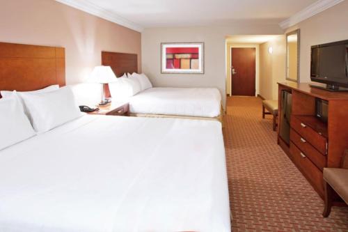 Suite con 2 camas dobles del hotel Holiday Inn Express Hotel And Suites Niagara Falls. Foto 7