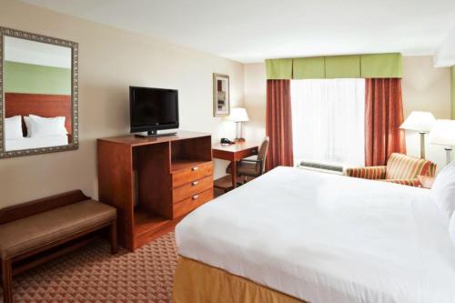 Habitación Doble con cama extragrande y ducha a ras de suelo - Adaptada para personas con movilidad reducida - No fumadores del hotel Holiday Inn Express Hotel And Suites Niagara Falls. Foto 1