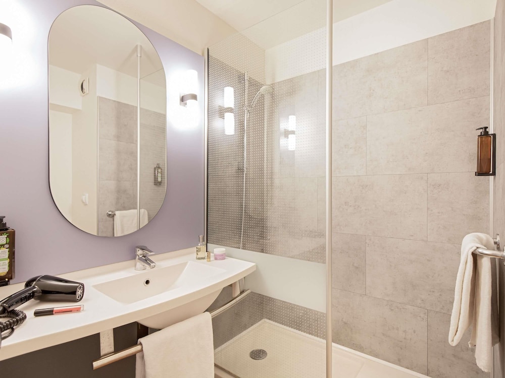 Habitación estándar con dos camas individuales del hotel Ibis Marseille Timone. Foto 1