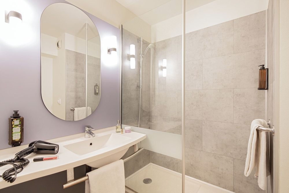 Habitación estándar con dos camas individuales del hotel Ibis Marseille Timone. Foto 10