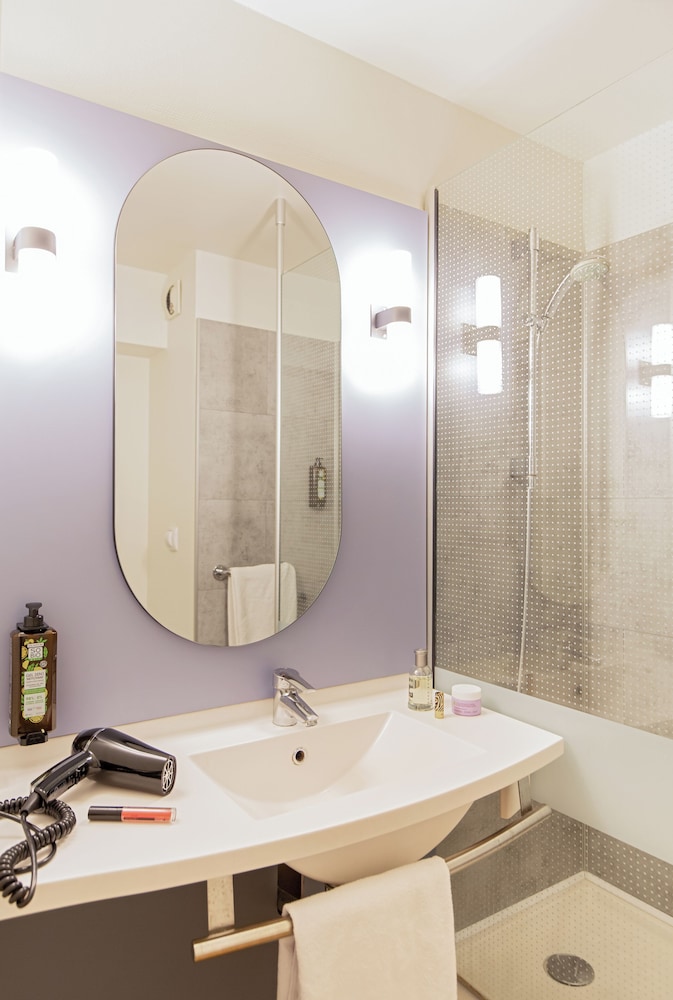 Habitación estándar con dos camas individuales del hotel Ibis Marseille Timone. Foto 11