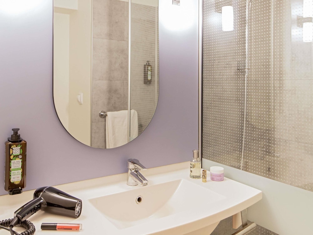 Habitación Superior con 1 cama doble del hotel Ibis Marseille Timone. Foto 9
