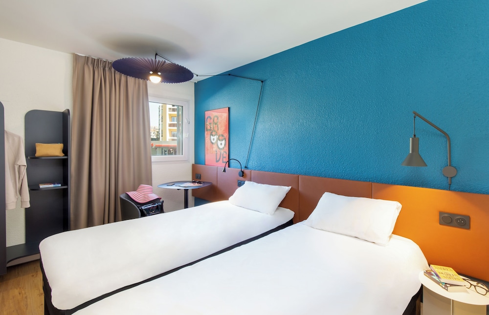 Habitación estándar con dos camas individuales del hotel Ibis Marseille Timone. Foto 16