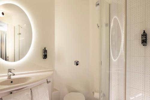 Habitación Doble Estándar con sofá del hotel Ibis Marseille Centre Euromed