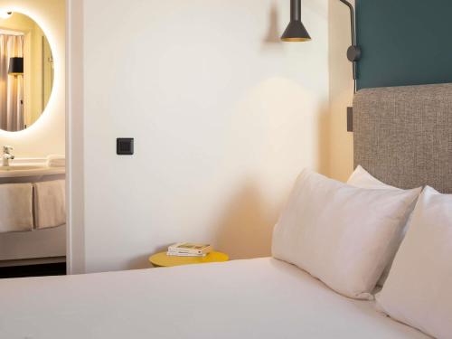 Habitación Doble Estándar con sofá del hotel Ibis Marseille Centre Euromed. Foto 4