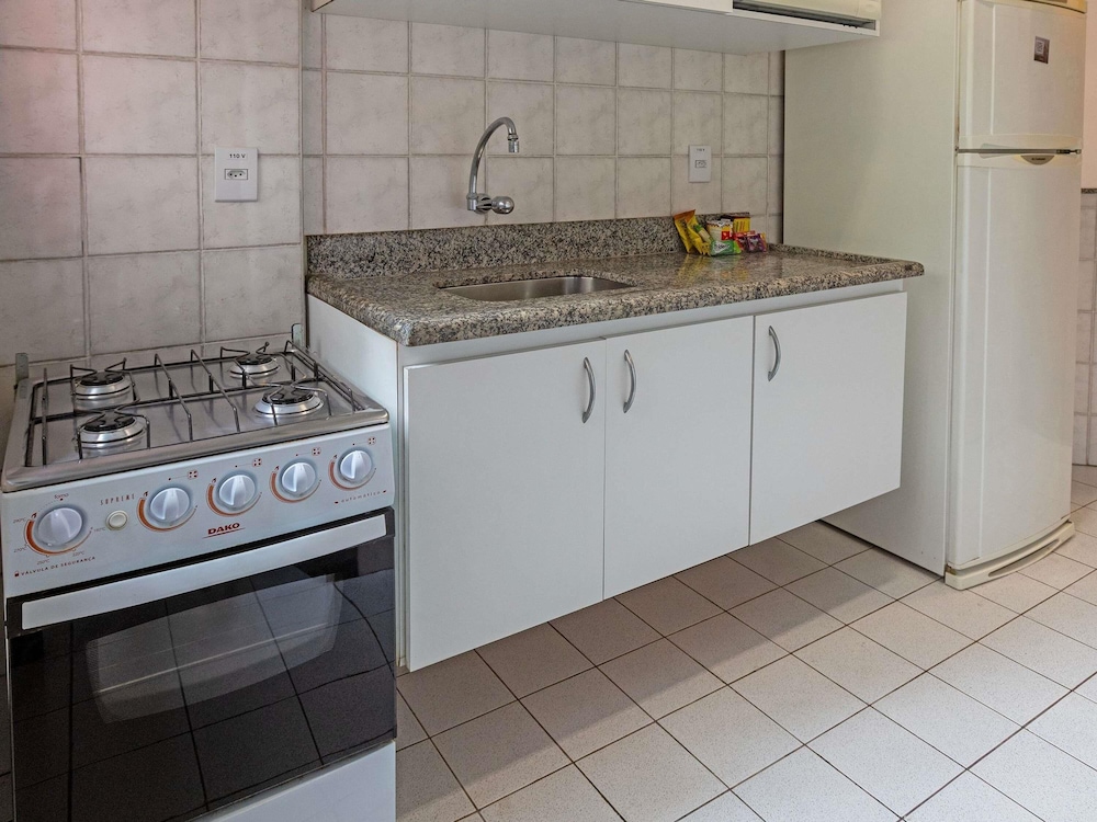 Apartamento con dos habitaciones, 01 cama doble, 02 camas individuales, y cocina del hotel Adagio Sao Paulo Berrini. Foto 4