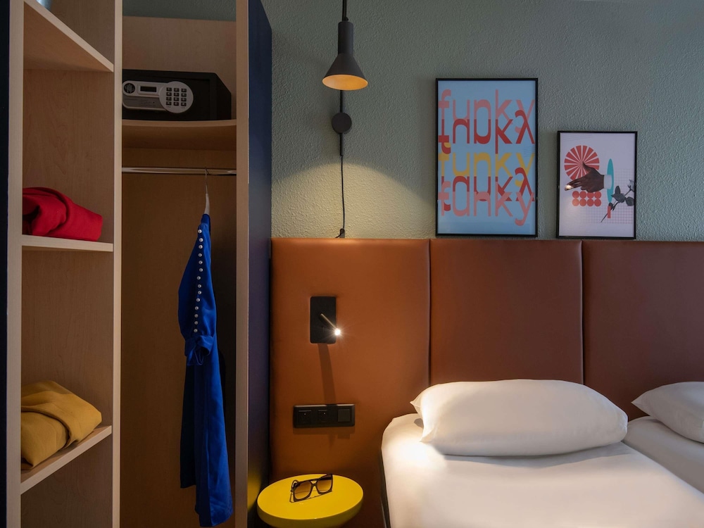 Habitación estándar con dos camas individuales del hotel Ibis Cannes Centre. Foto 1