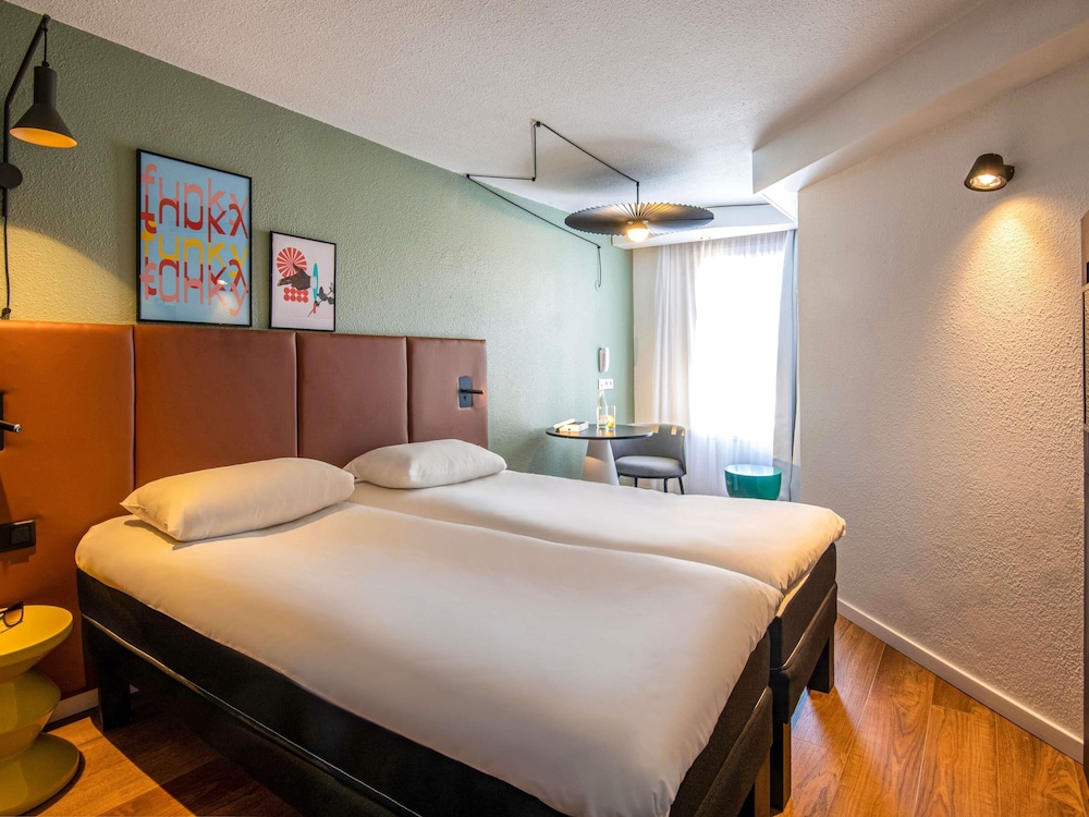 Habitación estándar con dos camas individuales del hotel Ibis Cannes Centre. Foto 2