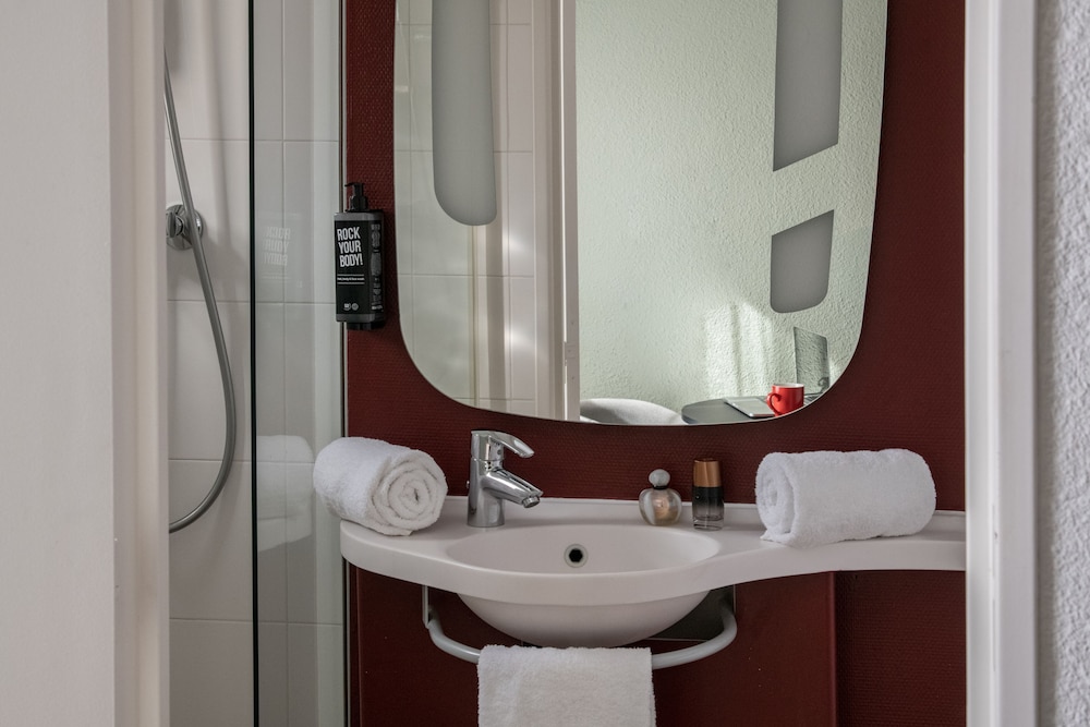 Habitación estándar con dos camas individuales del hotel Ibis Cannes Centre. Foto 4