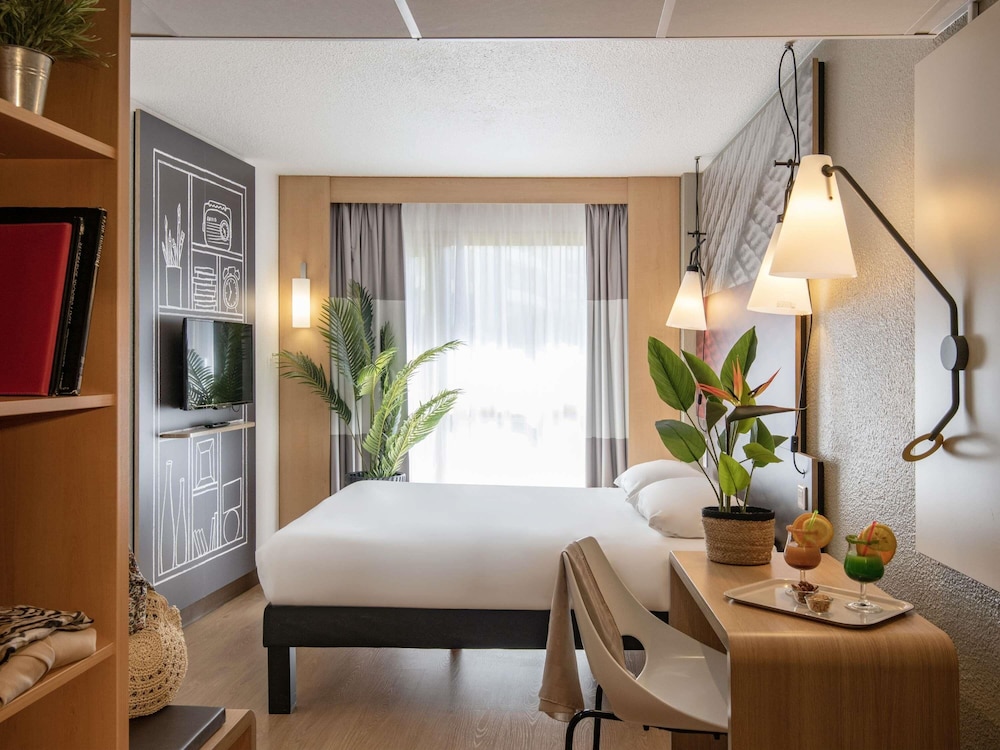 Habitación Estándar con 2 camas dobles del hotel Ibis Cannes Plage La Bocca. Foto 3