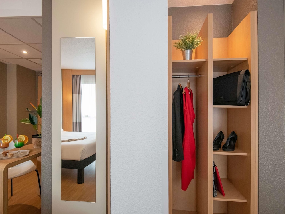 Habitación Estándar con 2 camas dobles del hotel Ibis Cannes Plage La Bocca. Foto 5