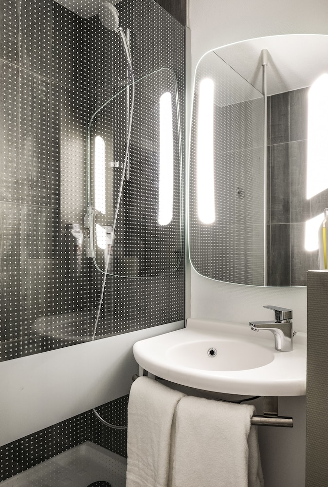 Habitación Estándar con 1 cama doble del hotel Ibis Cannes Plage La Bocca. Foto 5