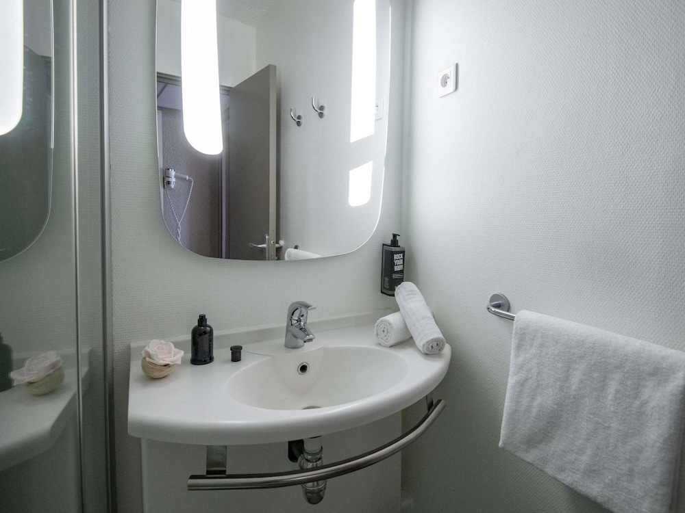 Habitación estándar con dos camas individuales del hotel Ibis Cannes Plage La Bocca. Foto 3
