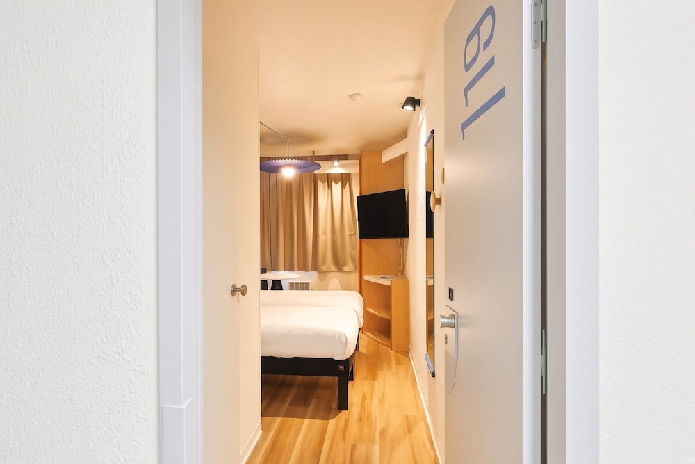 Habitación estándar doble, 1 cama doble del hotel Ibis Lyon Est Bron. Foto 1