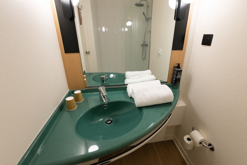 Habitación estándar doble, 1 cama doble del hotel Ibis Lyon Est Bron. Foto 7