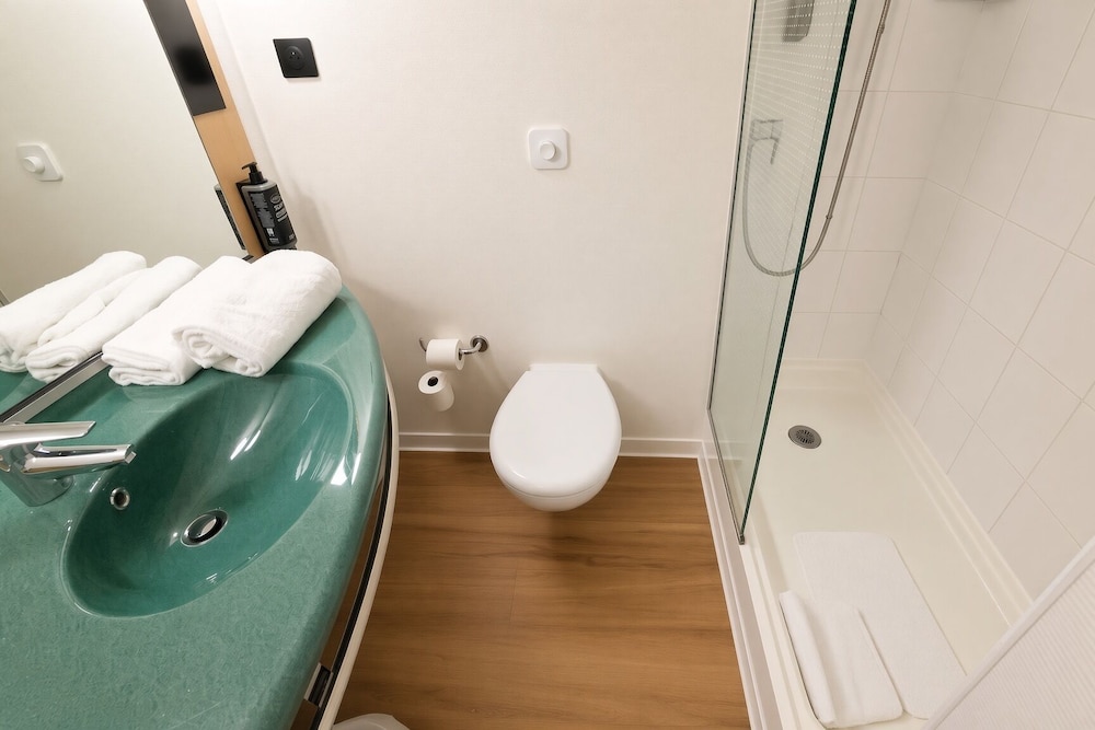 Habitación estándar, 2 camas individuales del hotel Ibis Lyon Est Bron. Foto 2