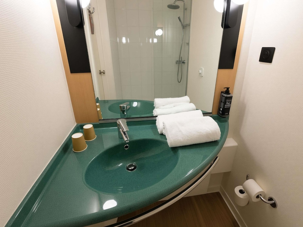 Habitación estándar doble, 1 cama doble del hotel Ibis Lyon Est Bron. Foto 14