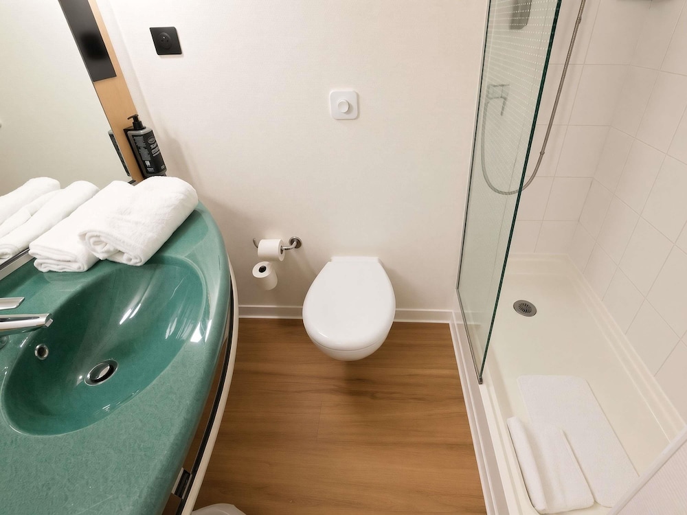 Habitación estándar, 2 camas individuales del hotel Ibis Lyon Est Bron. Foto 14