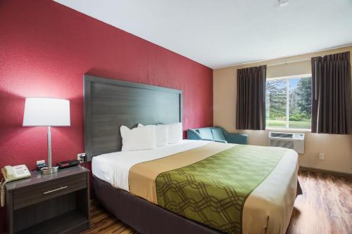 Habitación Doble adaptada para personas con discapacidad y equipada con bañera - Cama extragrande - No fumadores del hotel Econo Lodge. Foto 2