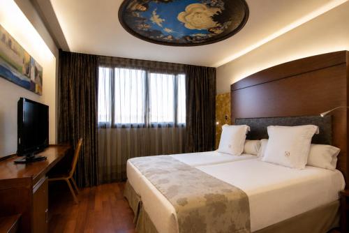 Habitación Triple del hotel Sancho Abarca. Foto 1