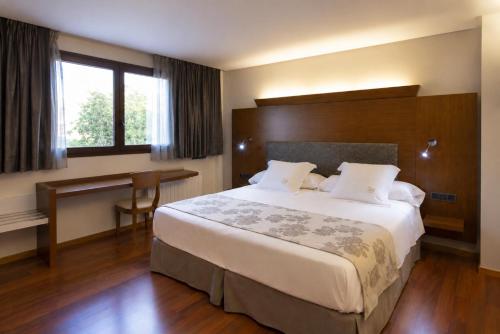 Habitación triple Vista ciudad Sofá Cama incluido 1 Cama doble del hotel Sancho Abarca
