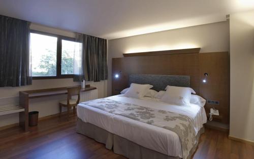 Habitación triple Vista ciudad Sofá Cama incluido 1 Cama doble del hotel Sancho Abarca