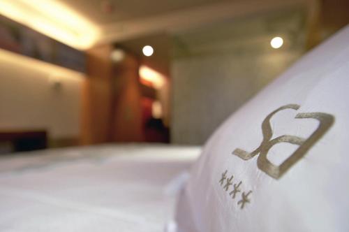 Habitación triple Vista ciudad Sofá Cama incluido 1 Cama doble del hotel Sancho Abarca. Foto 3