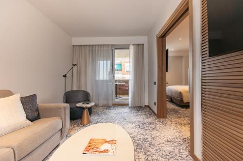 Suite de 1 dormitorio con cama doble grande, sofá cama y balcón del hotel Intercontinental Barcelona, An Ihg. Foto 1