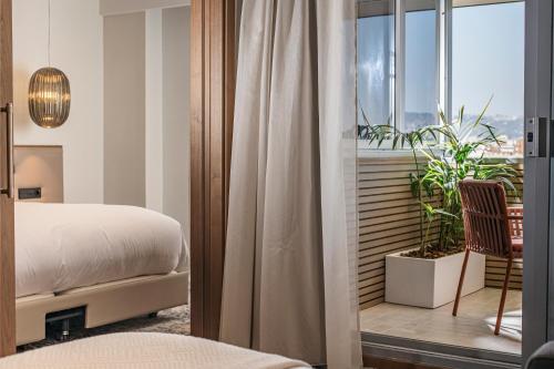 Suite de 1 dormitorio con cama doble grande, sofá cama y balcón del hotel Intercontinental Barcelona, An Ihg. Foto 6