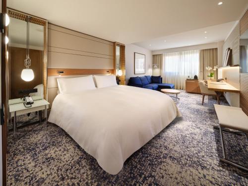 Habitación Clásica con cama extragrande y sofá cama del hotel Intercontinental Barcelona, An Ihg