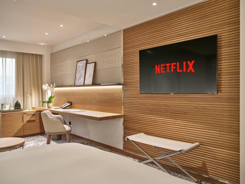 Habitación Clásica con cama extragrande y sofá cama del hotel Intercontinental Barcelona, An Ihg. Foto 1