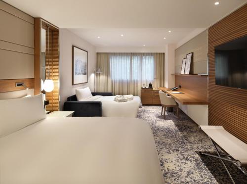 Habitación Clásica con cama extragrande y sofá cama del hotel Intercontinental Barcelona, An Ihg. Foto 3