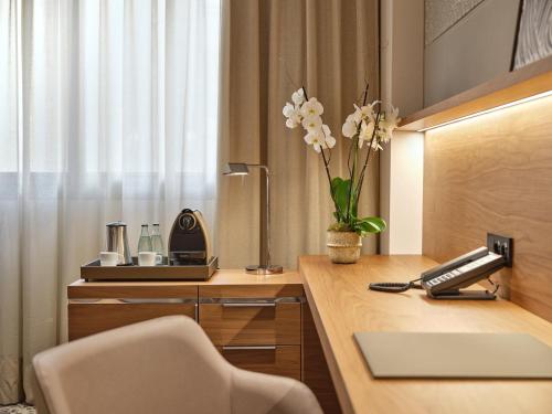 Habitación clásica con cama extragrande y vistas al castillo del hotel Intercontinental Barcelona, An Ihg. Foto 2