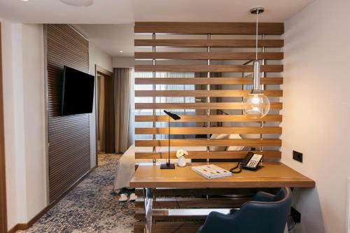 Suite de 1 dormitorio con cama doble grande, sofá cama y balcón del hotel Intercontinental Barcelona, An Ihg